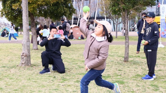 ボール投げの様子をスマホアプリ「サポトレ」で撮影しているイベントの様子