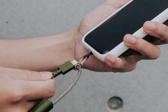 急速充電ケーブルになる2wayスマホストラップ「Power Sling（パワースリング）」