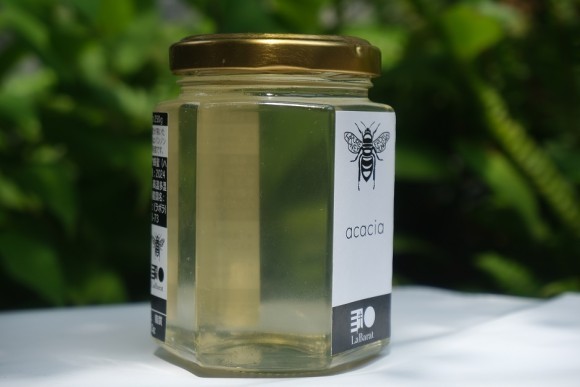 透明度抜群のアカシアハチミツ