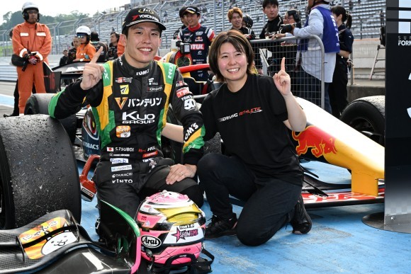 写真：トップカテゴリー夫婦同⽇優勝&チャンピオン獲得は史上初（坪井選⼿／斎藤選⼿）