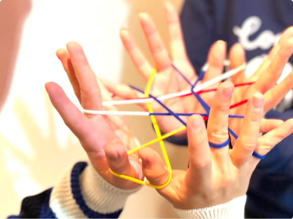 あやとりをしているイメージ