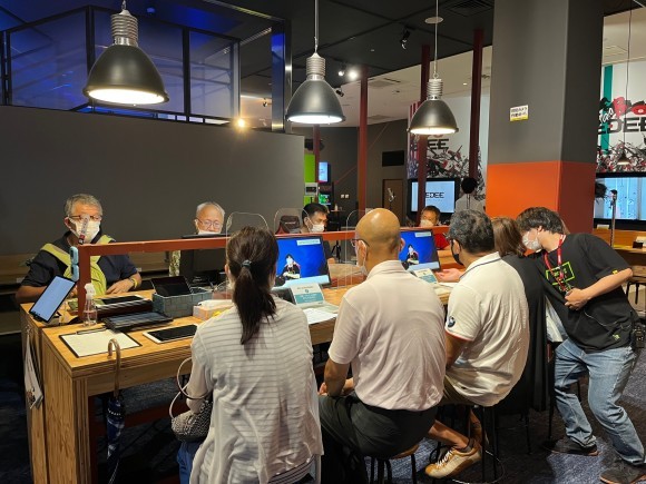 目指せYouTuber講座に参加する高齢者の方たち