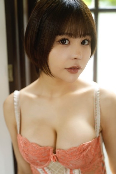 脅威の“AI 超え”!?パピコ1st 写真集で「限界突破しちゃいました！」