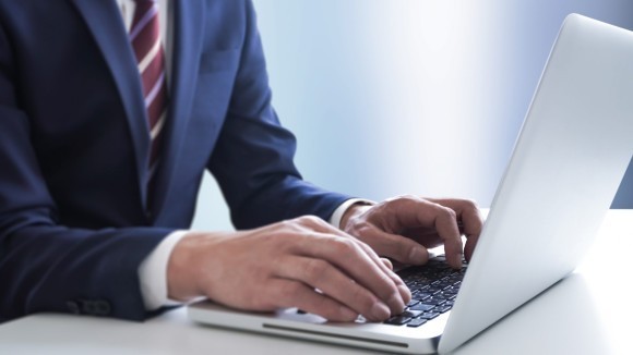 パソコンを打つ会社員