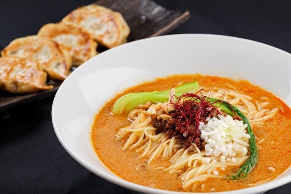 6月27日(月)から3日間は半額の500円で提供！「担担麺と肉汁餃子専門店 神保町 天秤棒」