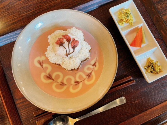 大豆ヨーグルトを使ったカレーやラッシーがSNSで大好評！桜の開花に合わせ、外国人にも人気の桜と大豆ヨーグルトのコラボカレー新登場！