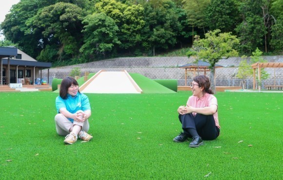 園長 蔵本まさ代様。インタビューアーはリンクエイジの鈴木。