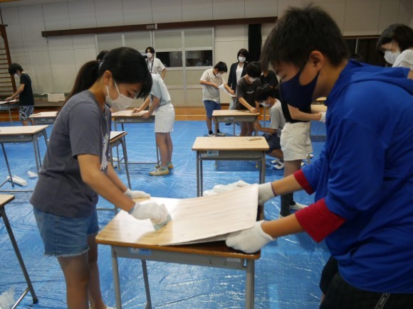 久喜市立久喜北小学校での天板改修の様子