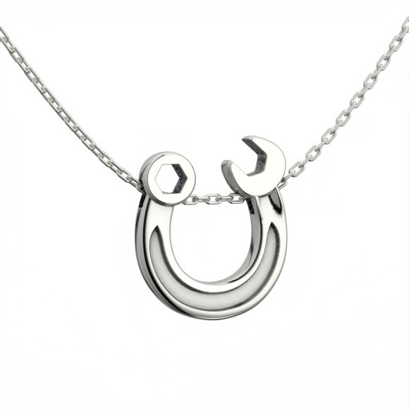 馬蹄とスパナを組み合わせたネックレス