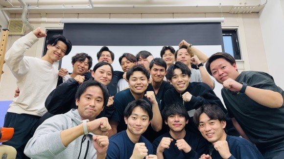 新入社員のスタッフとの集合写真