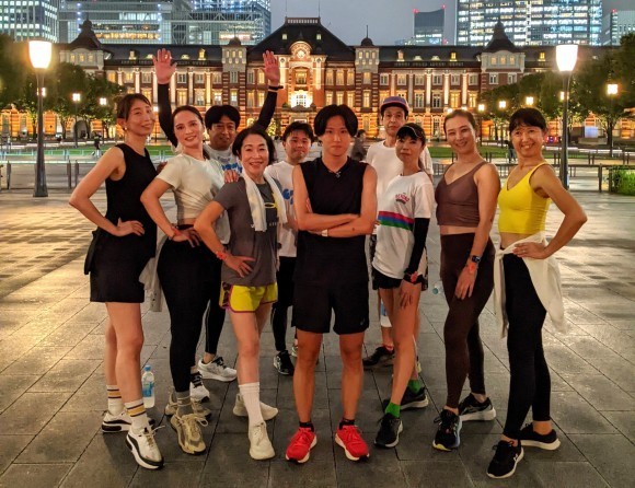 東京駅を背景に参加者皆様と記念撮影