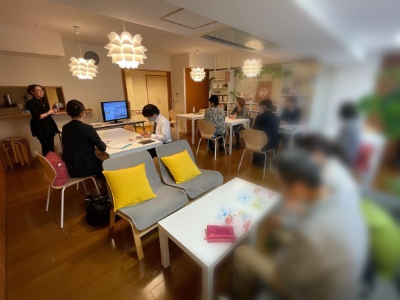 株式会社エクスショップの会社紹介を熱心に聞く、障がい当事者と福祉施設職員