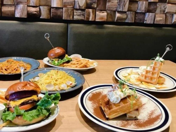 焼きたてパンの香りが広がる店内