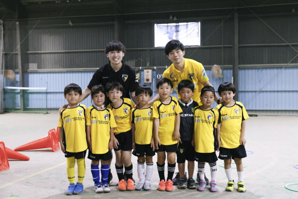 フットサルスクール南町田校のコーチを務める雲切啓太選手（左）金澤陸生（りく）選手（右） とスクールに通う子供たちの画像