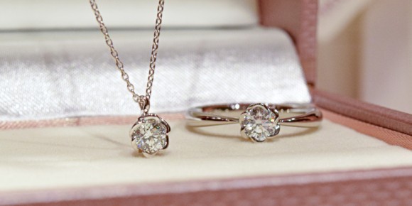ふたりらしい選択肢のひとつとして婚約ネックレスを提案