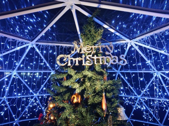 クリスマスをイメージして装飾したグランピングテント