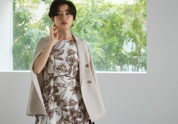 ダブルジャケット　22,000円(税込)　カラー：サンドベージュ、オリーブ、ネイビー/ ハイウエストフレアワンピース　24,200円(税込)　カラー：オフホワイト、オリーブ