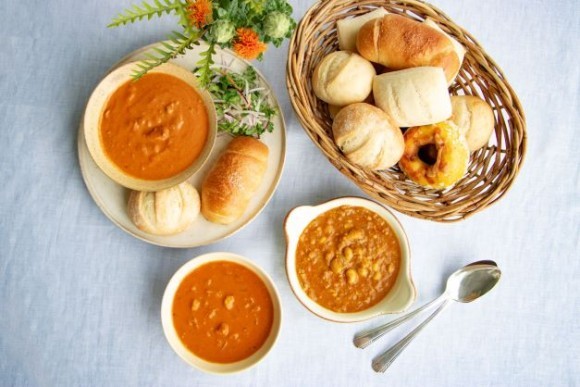 一口食べたらその虜に!?パンドのオリジナルカレー3種と焼きたてパンが味わえる「まるごとPan&のスパイシーカレーセット」