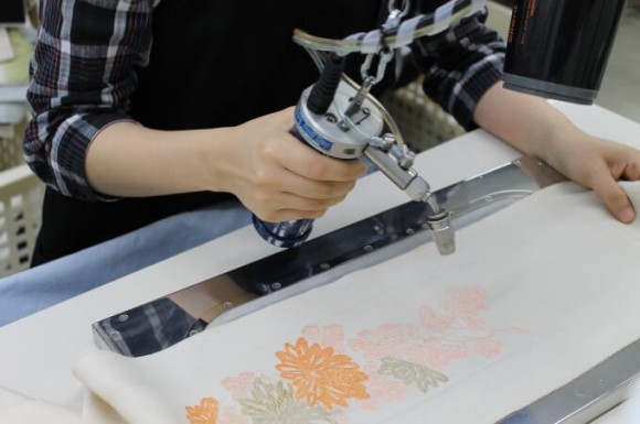 きものメンテナンスをしている様子です