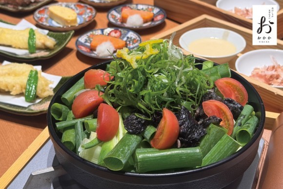 【おかか新名物！】「出汁しゃぶおばんざい おかか」にて、レモン出汁ポン酢で食す『九条ねぎたっぷり和牛もつ黒焼き鍋』が6/18（水）より登場