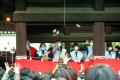 筥崎宮拝殿上で豆まきをする小学生