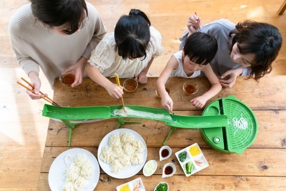 新パッケージで発売された『流しそうめんでござる』使用イメージ