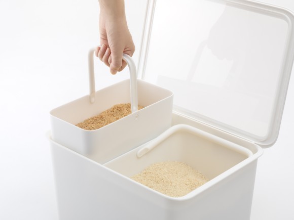 内部を仕切られる米びつ