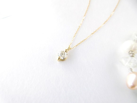 プロポーズ時に渡す婚約指輪は、リングを着けない・着けられない方へネックレスやピアス、ブレスレットなどでつくらせていただくこともあります。