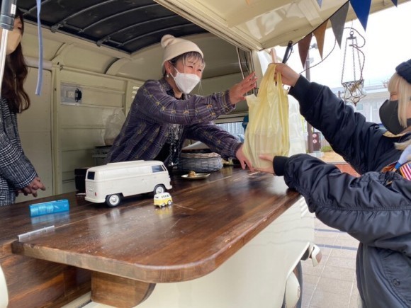 ワンコインランチボックス「flat lunch（ふらっとランチ）」試験販売の様子
