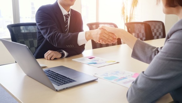 新規取引先拡大のためビジネスマッチングサービスを利用