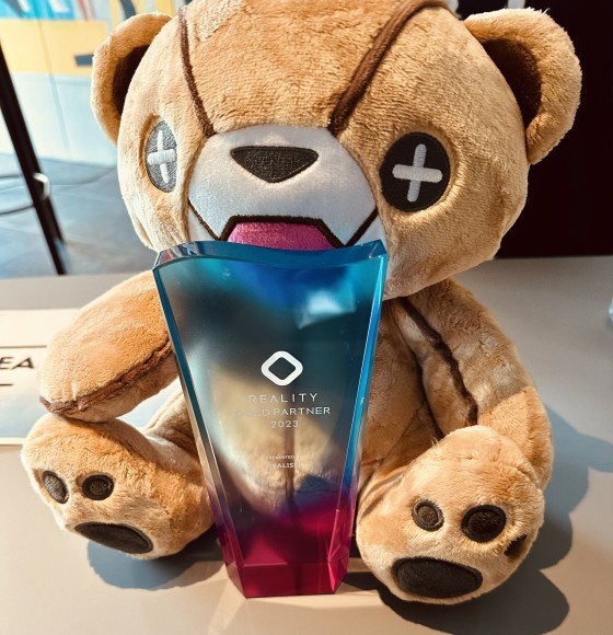 『REALITY GOLD PARTNER 2023』のトロフィーの写真