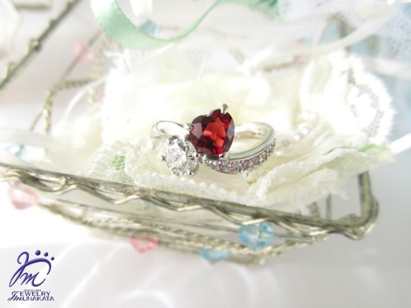 ディアマザーリングとは、お母様が愛用・身に着けてきたジュエリーや宝石を、ご結婚のお祝いなどで新しいデザインにリフォームしてお子様へ贈るプレゼントです。