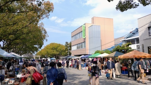 筥崎宮蚤の市　参道の様子