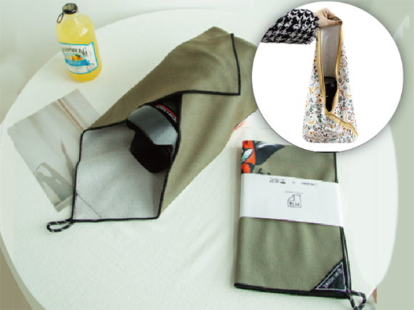 品物を＜インスタント・ふろしき＞にモノを載せて生地を合わせるだけで、生地同士がくっつき、結び目がないのにしっかりと包まれるため、持ち運び時も安心です。