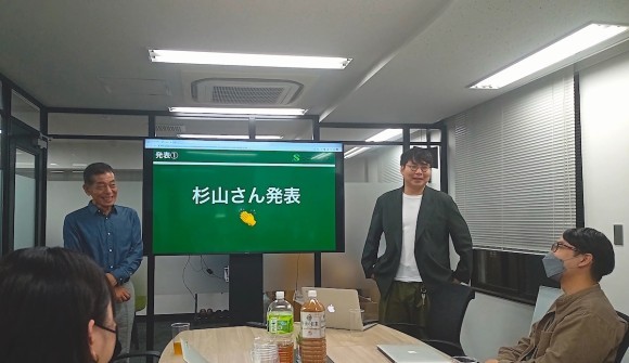 10月13日に開催されたシニア社員の失敗体験を聞く「しくじりアカデミー」の様子、62歳社員の発表に若手社員が耳を傾ける