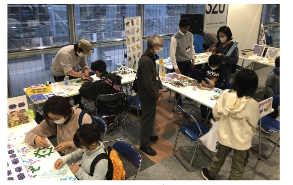昨年2022年のブース展示で 数学パズルを楽しむ来場者