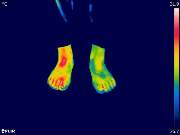 秋冬の冷え足、意外な原因は靴の中の「足汗」！？　制汗ケアでヒヤッを防ぐ方法