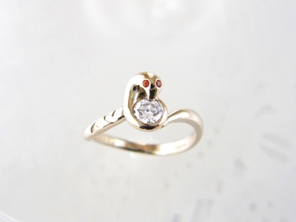 今年の干支「巳」年に因んでお作りした婚約指輪（エンゲージリング）です。ヘビは古来より縁起の良い存在とされてきました。