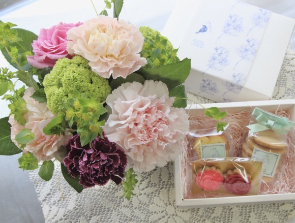 写真はイメージになります。 4,400円（税込）  ※フラワーアレンジメント　高さ:約20㎝　幅:約20㎝  ※地方発送の場合は、配送料＋箱代が別途かかります。（約1,500円～2,500円）