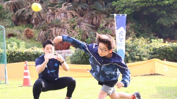 アプリを利用したボール投げ指導の様子