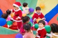 「てんとう虫となかまたち（クリスマス編）」でパラバルーンを楽しむ参加の子供たち