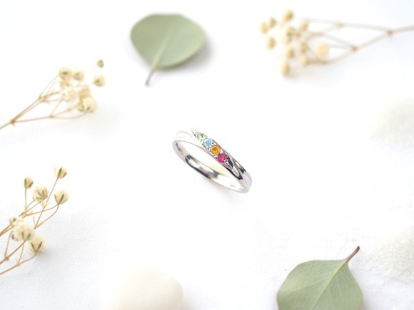 「ファミリーリングで、ひねりのデザインはないですか？（作れませんか？）」というご相談・ご要望にお応えしてツイストデザインのファミリーリングの新作を作りました。