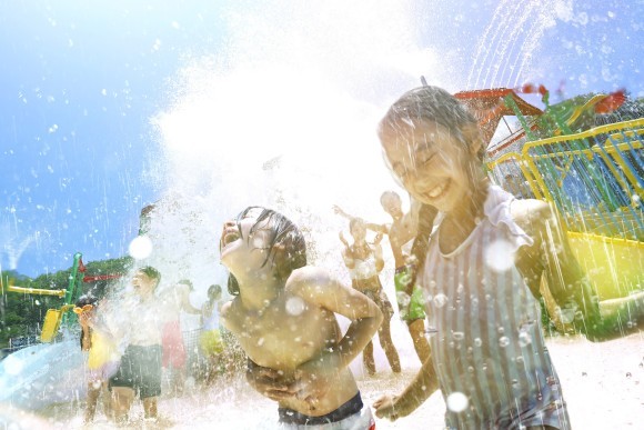 水の要塞　子供たちが水遊びをしている姿