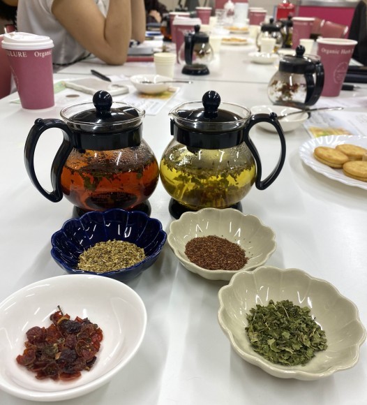 オリジナルハーブティー作りの様子