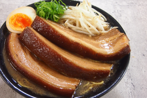 “とろほろ食感”が好評「東坡肉麺」がトンポーロー3枚盛の大ボリュームで期間限定登場！