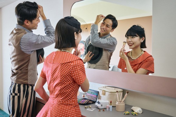 大きなドレッサーで仮装の準備