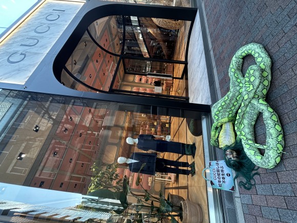【報告】　旧正月の蛇年を前に、グッチ店舗に6メートルの「ヘビ」が出現！？
