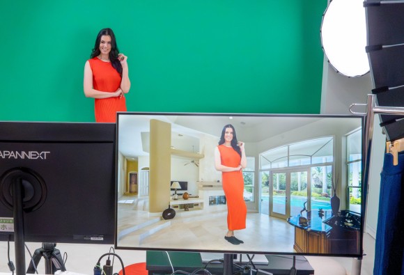 大型画面で場面にあった服を確認できる